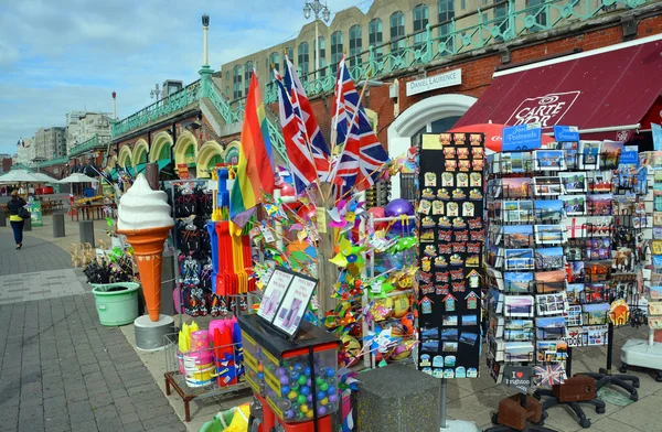 Brighton beach boardwalk tarihinde Satılık turistik souvernirs. — Stok fotoğraf