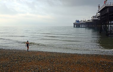 brighton pier yakınındaki su yalnız yüzücü alır.