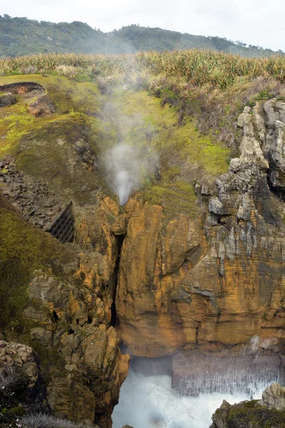 Punakaiki Rocks Blow Hole Erupts, Новая Зеландия — стоковое фото