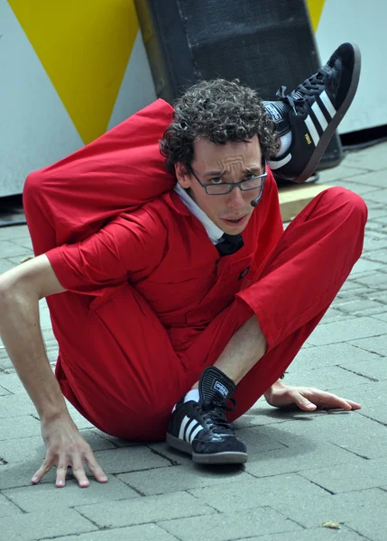 Akrobat Jonathon Burns, dünya Buskers Festivali.