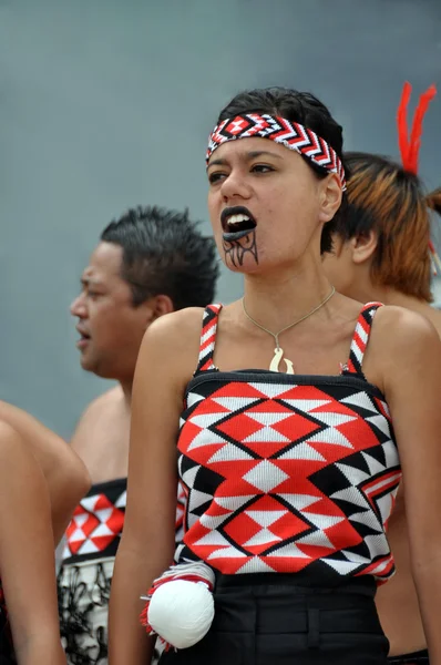 Maori haka performer beim world buskers festival. — Stockfoto