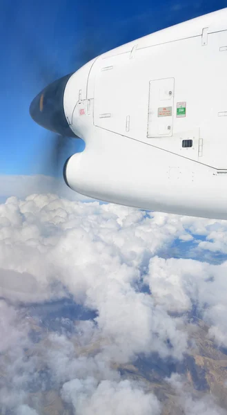 Mit Bombardier Q300 über Canterbury fliegen — Stockfoto