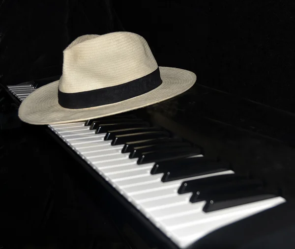Piano Player Takes a Break - Panama Hat. — Stock Photo, Image