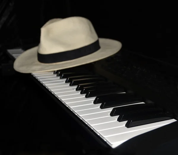 Piano Player Takes a Break - Panama Hat. — Stock Photo, Image