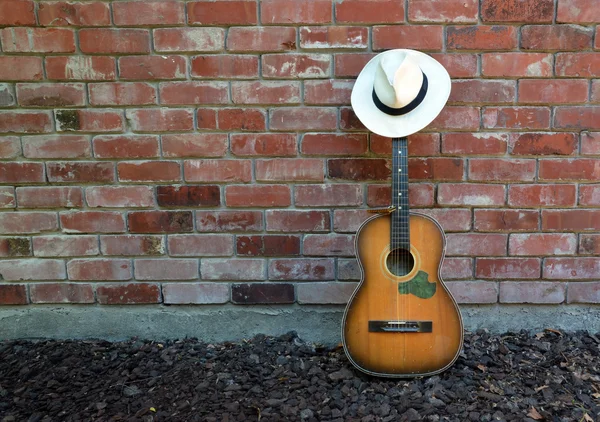 Musician Takes a Break - Guitar, Harp and Panama Hat — Stock Photo, Image