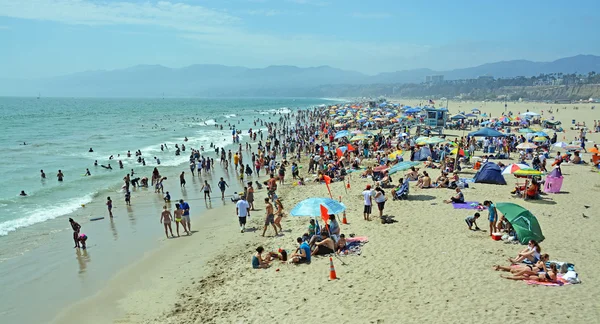 Панорама перегляд пляжі Санта Моніки на спекотний літній день. — стокове фото