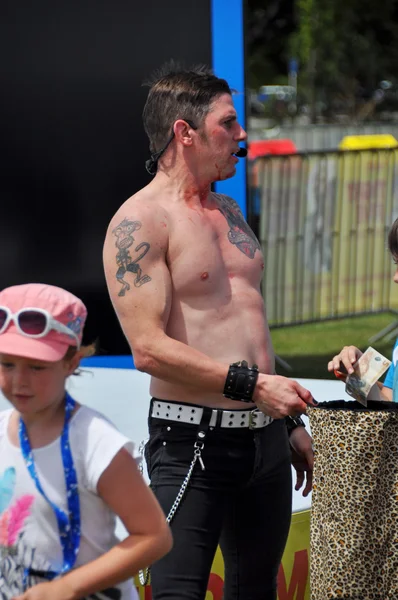 Nigel Blackstorm Manos alrededor del sombrero en el mundo Buskers Festi — Foto de Stock