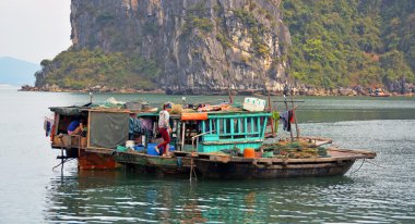 İnsanlar bir balıkçılık içinde Ha Long Bay, Vietnam tekne
