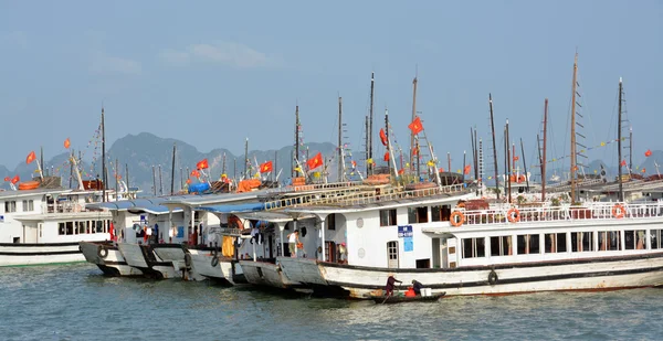 Turistické lodě kotví v zátoce Halong — Stock fotografie