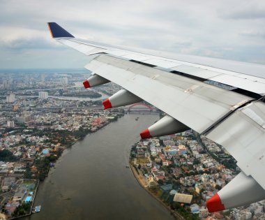 Ho Chi Minh City ülkeye gelen uçağının havadan görünümü.