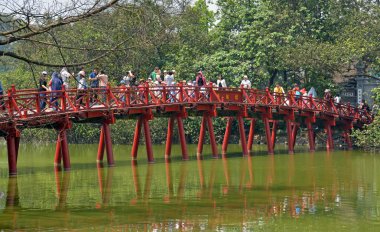 Turistler kırmızı Lake Hoan Kiem Hanoi baharda köprü..