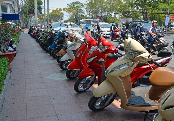 Scooter Majestic Hotel dışında kaldırımda sanatçısını — Stok fotoğraf