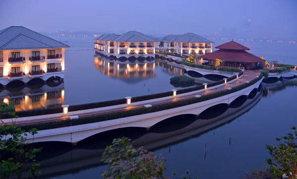 Hotel Intercontinental op West Lake, Hanoi in de schemering. — Stockfoto