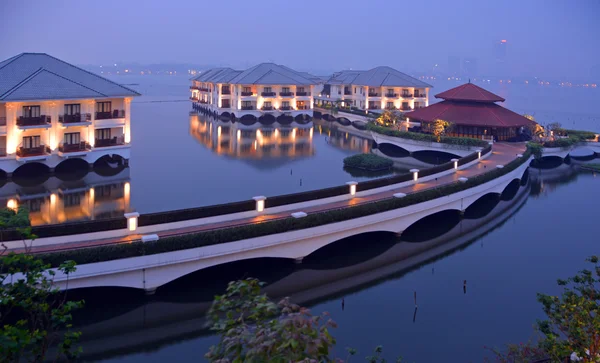 Hotel Intercontinental na West Lake, Hanoj za soumraku. — Stock fotografie