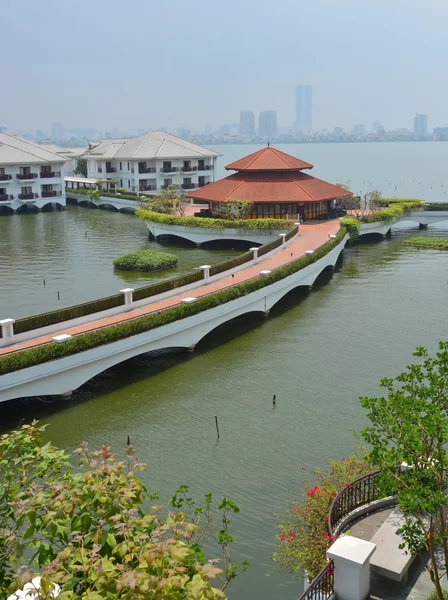 Hotel Intercontinental na West Lake Hanoi rano — Zdjęcie stockowe