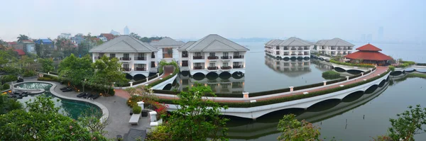 Панорамний вид на готель Intercontinental на західному озері в ру — стокове фото