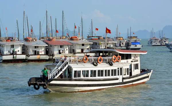 Kleine toeristische boot aarives in Halong Bay Marina. — Stockfoto