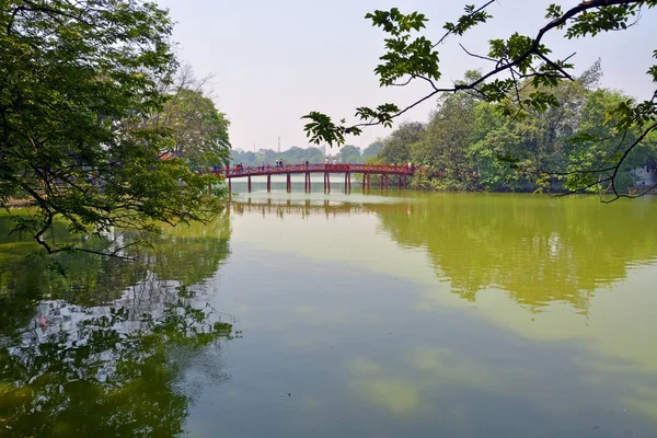 Jezioro Hoan Kiem idealna czerwony most w Wietnam Hanoi Spring — Zdjęcie stockowe