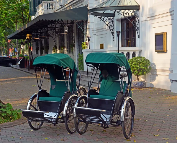 河内索菲特大都市酒店外的三轮车 — 图库照片