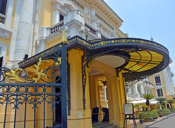 Hanoi Opera House dettaglio ingresso laterale, Vietnam — Foto Stock