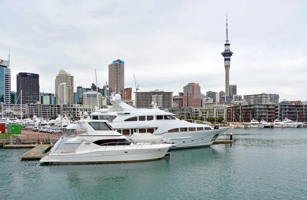 Barcos de cruzeiro de luxo em Viaduct Basin, Auckland — Fotografia de Stock