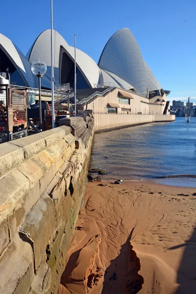 En ovanlig syn på Sydney Opera House läge & stiftelser — Stockfoto