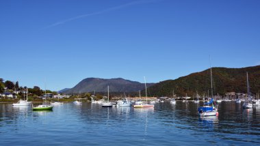 Yatlar hala bahar sabahı Waikawa Bay, Yeni Zelanda