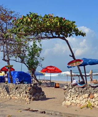 Legian Beach güneş şemsiyesi ve şapka gibi giriş.