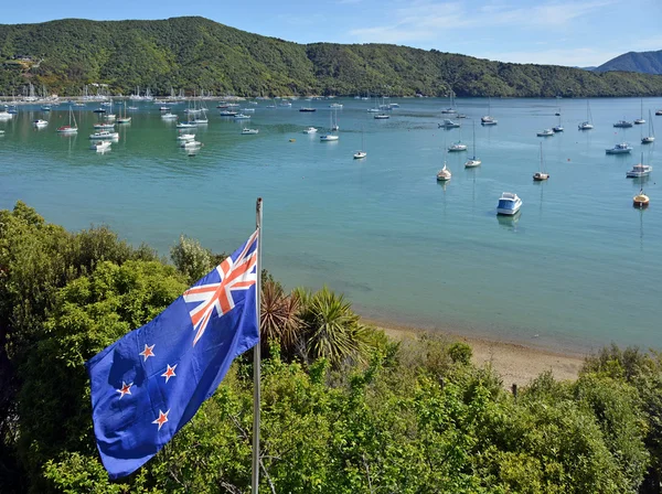 Nieuw-Zeeland vlag wapperen trots in Marlborough Sounds — Stockfoto