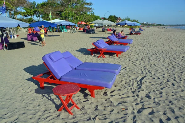 Krzesła idealna parasolki na plaży Legian Bali — Zdjęcie stockowe