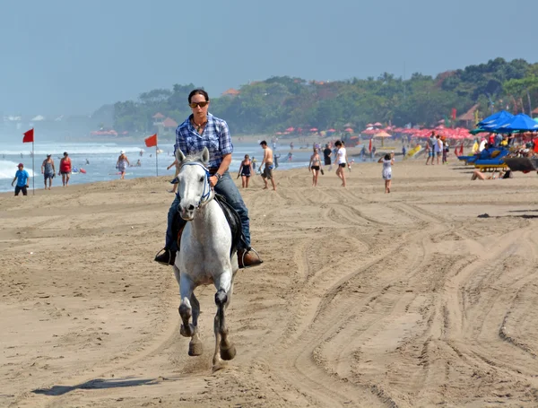 Junge Frau reitet auf Pferd am Strand von Legion — Stockfoto