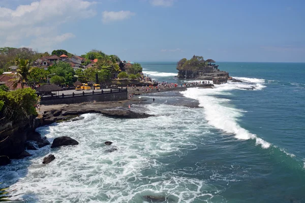Tanah Lot Temple on Rock at High Tide with Tourists — Stock Photo, Image