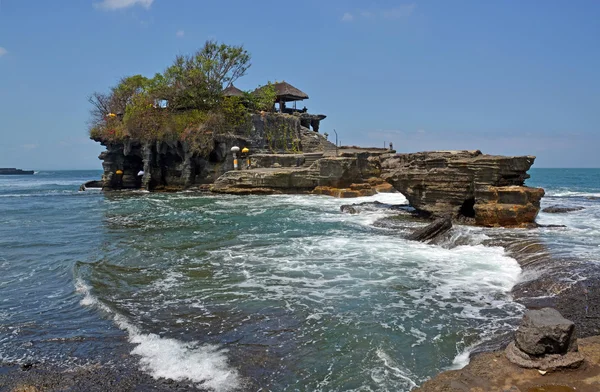 Świątyni Tanah Lot na białym tle na skałach przez nachodzącego przypływu — Zdjęcie stockowe