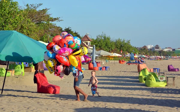 Jonge leverancier van dierlijke gevormde ballonnen in Legian Beach — Stockfoto