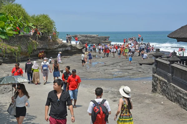 Toeristen een bezoek aan de tempel van Tanah Lot, Bali — Stockfoto