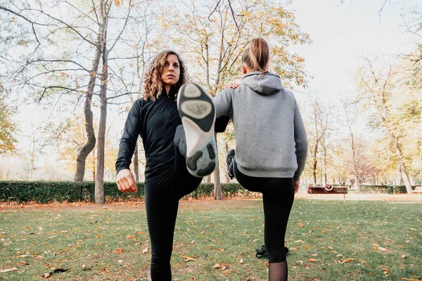 Parkta antrenman yapan iki kadın. — Stok fotoğraf