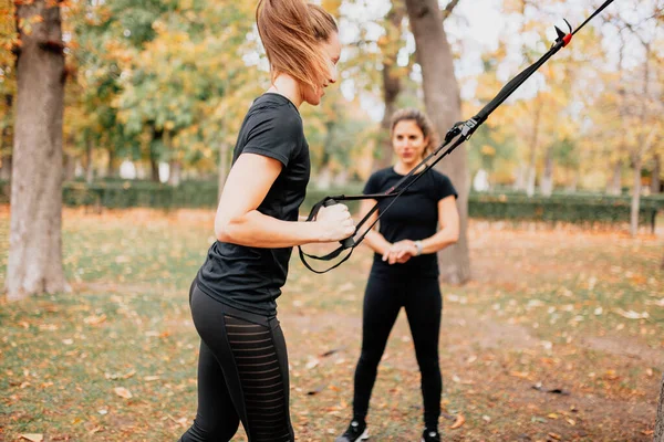 공원 밖에서 삼엽충을 훈련시키는 여성들. — 스톡 사진