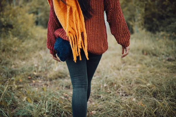 Kobieta przechadzająca się przez las w ciągu dnia — Zdjęcie stockowe