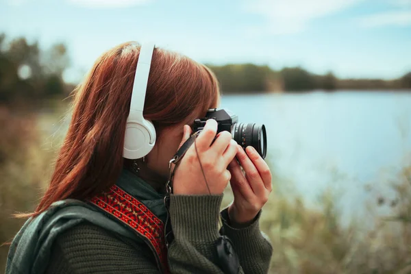 Młoda kobieta robi zdjęcia w lesie starym aparatem fotograficznym — Zdjęcie stockowe