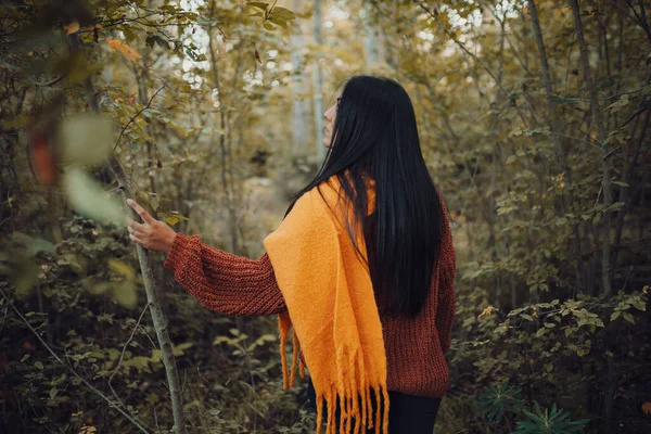 Žena procházející se během dne lesem — Stock fotografie