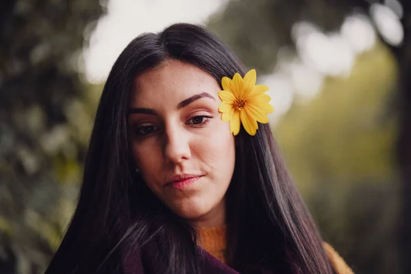 Woman taking a selfie with her phone with flower in her hair — Stock Photo, Image