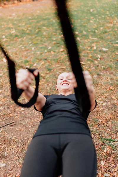 Femme de formation avec trx à l'extérieur dans le parc. — Photo