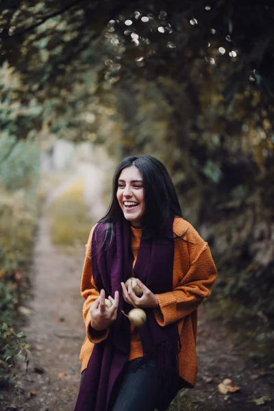 Donna giocoleria alcune pere nel campo — Foto Stock