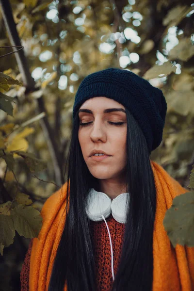 Bruna donna ritratto con le cuffie nella foresta — Foto Stock