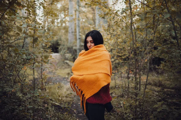 Žena šaty s její šála v lese — Stock fotografie