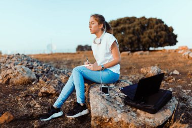 Not defteriyle genç bir kadın. Notlar, iletişim notları.