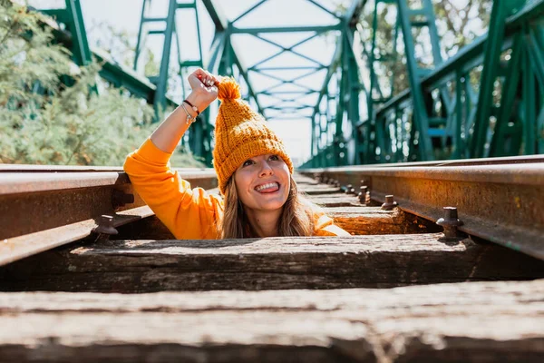 女は古い放棄された鉄の鉄道橋を探索するのが楽しい — ストック写真
