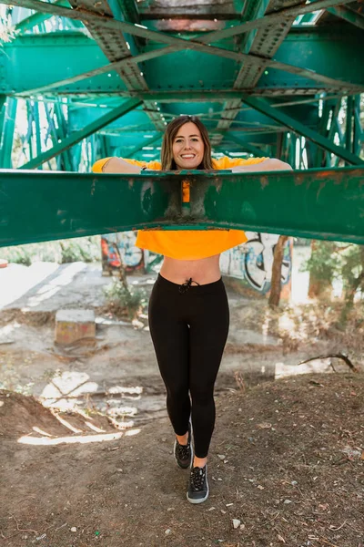 Mulher Escalada Entre Vigas Ferro Ponte Ferroviária Velha — Fotografia de Stock