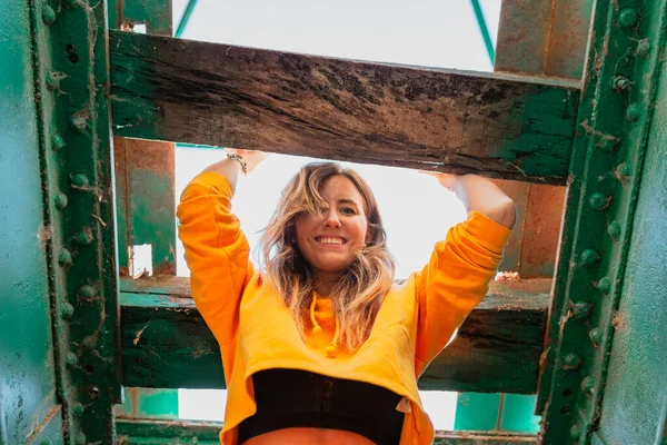 Woman Has Fun Exploring Old Abandoned Iron Railroad Bridge — Stock Photo, Image