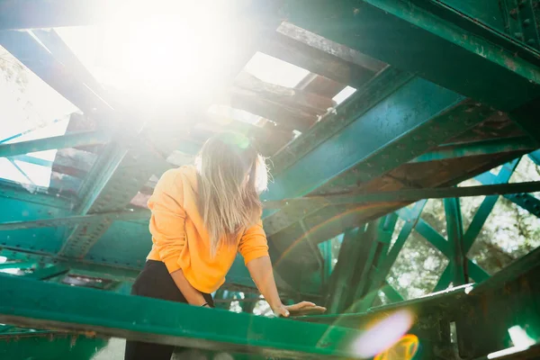 Frau Klettert Zwischen Eisenträgern Alter Eisenbahnbrücke — Stockfoto